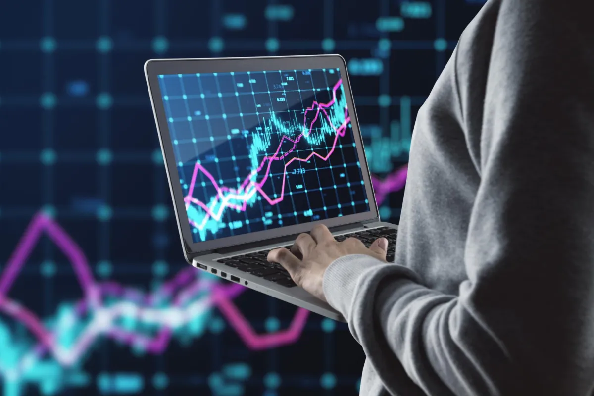 An infographic showcasing the key features of HashCash Pro.